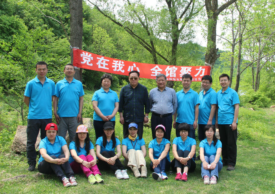 党员合影留念.jpg