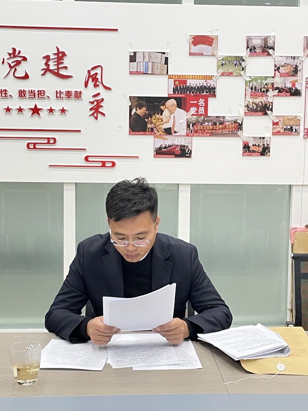 图书馆副馆长、党支部副书记张红岩主持并发言